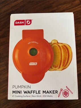 Dash Pumpkin Mini Waffle Maker